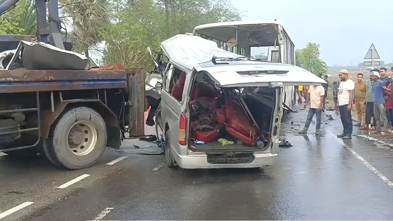 রামপালে নৌবাহিনীর বাস ও মাইক্রোবাস সংঘর্ষে বিএনপি নেতার পরিবারসহ ১৩ মৃত্যু