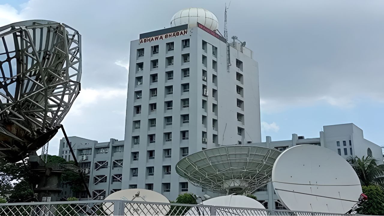 মঙ্গলবার পর্যন্ত সারাদেশে বিচ্ছিন্ন ঝড়বৃষ্টির পূর্বাভাস দিচ্ছে আবহাওয়া অধিদপ্তর