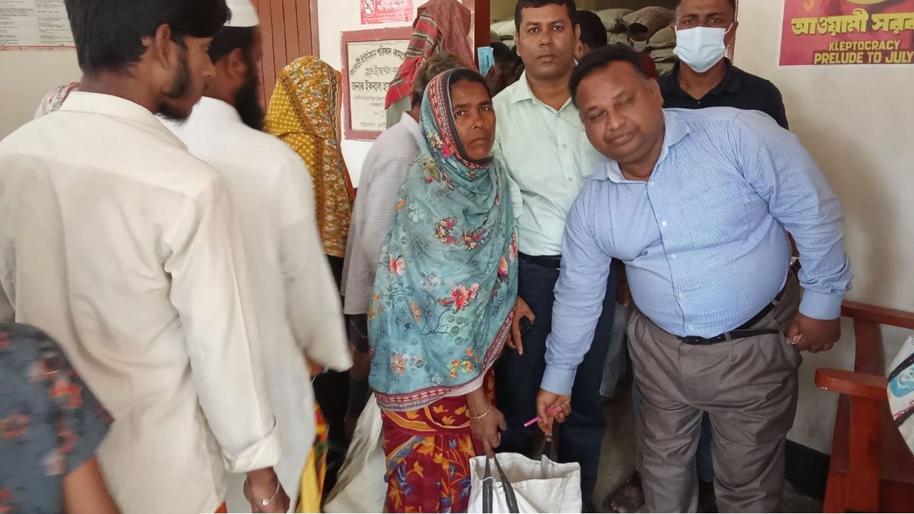 বাগবাটী ইউনিয়নে সাধারণ জনগণের মাঝে ভিজিএফ কর্মসূচির চাল বিতরণ 