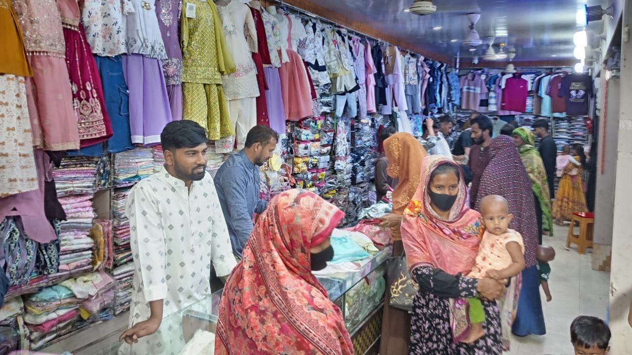 ঘোড়াঘাটে ঈদের কেনাকাটা জমে উঠেছে, বাজার গুলোতে ক্রেতাদের উপচে পড়া ভিড় 