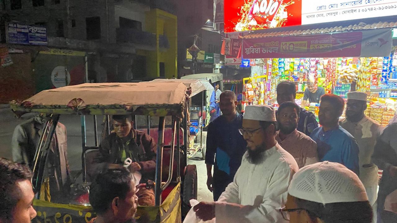 শেরপুরে অটোরিকশা চালকদের মাঝে এমপি হাফেজ রাশেদুল ইসলামের সাহরি বিতরণ