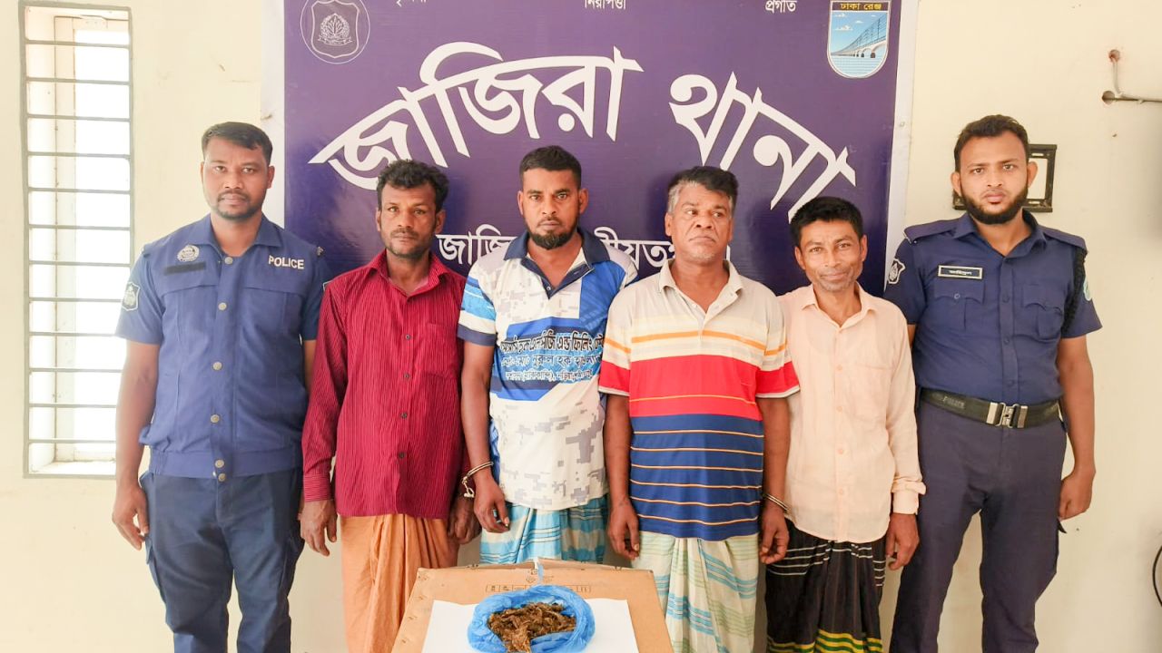 শরীয়তপুরে পুলিশের অভিযানে গাজাসহ ৪ জন মাদক কারবারি আটক 