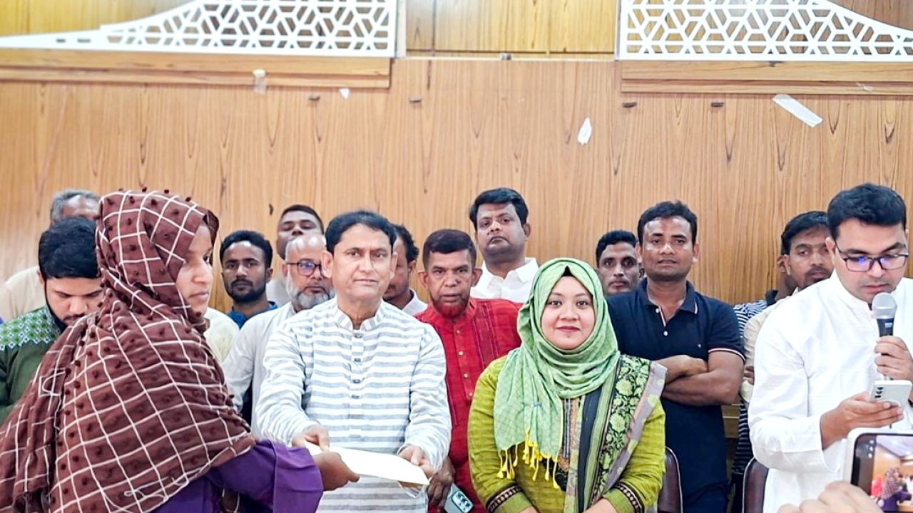 নওগাঁর মান্দায়  ৫০০ জন দুস্থদের মাঝে প্রধানমন্ত্রীর ত্রাণ তহবিল থেকে মানবিক সহায়তা বিতরণ