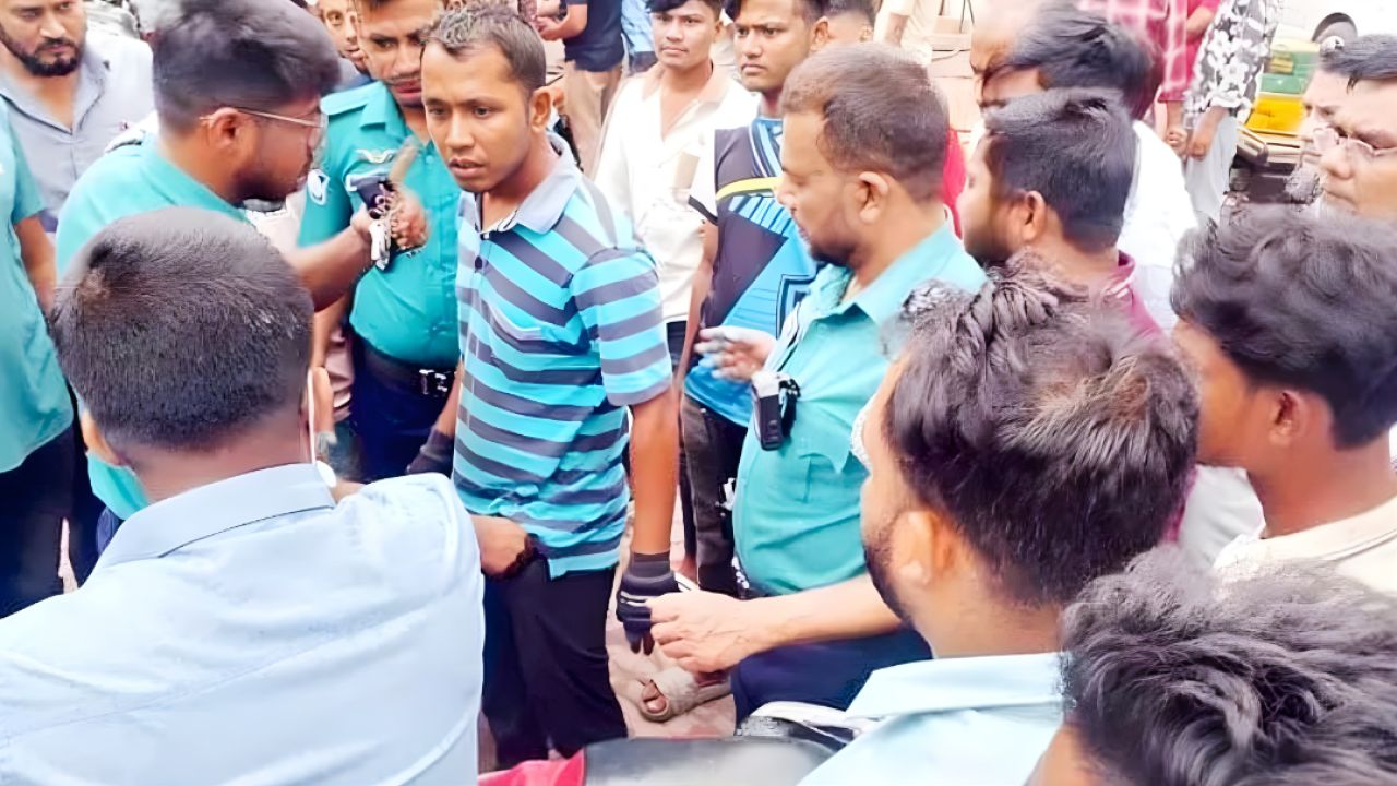 রাজশাহীতে তেল নিয়ে তেলেস মতি দেখাতে গিয়ে ভুয়া পুলিশ আটক 