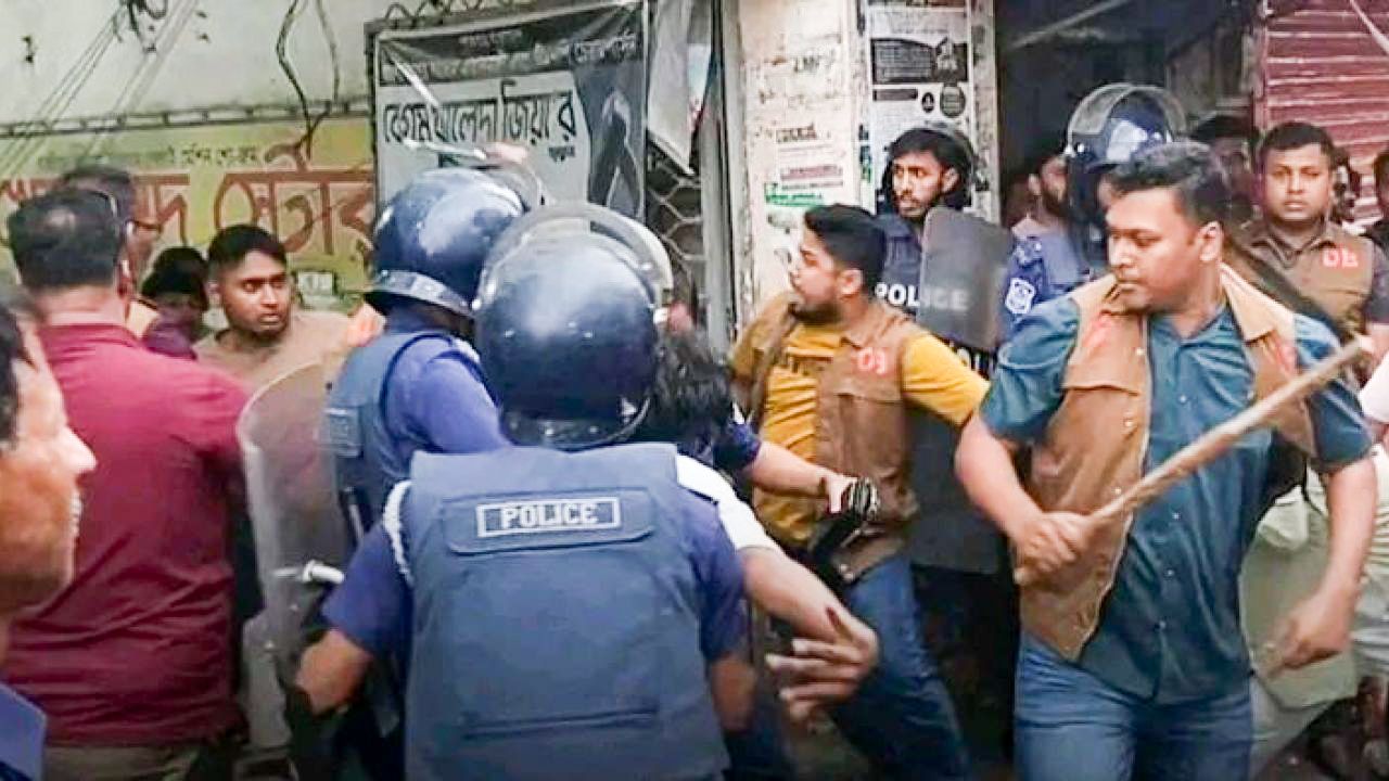 লক্ষ্মীপুরে পুলিশের সঙ্গে বৈষম্যবিরোধী নেতাদের হাতাহাতি, ওসিসহ আহত ২০