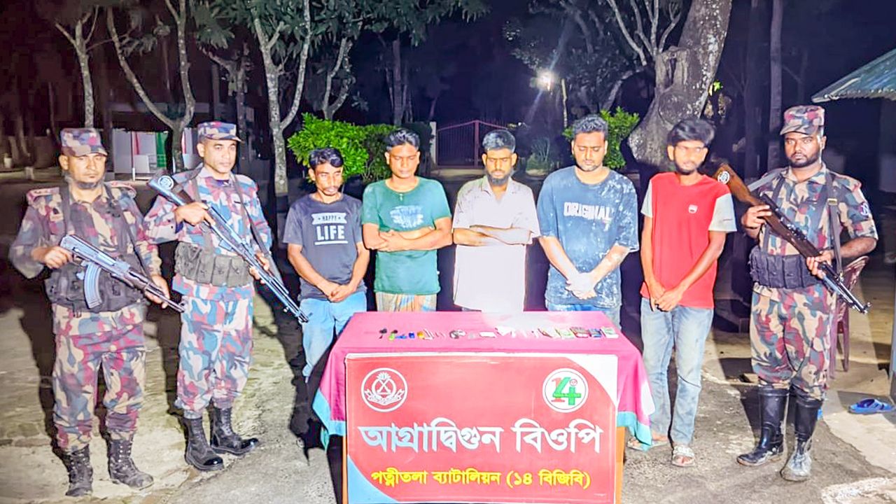 নওগাঁ সীমান্তে মাদকবিরোধী অভিযান: ট্যাপেন্টাডল ট্যাবলেটসহ ৫জন মাদকসেবী ও কারবারী আটক