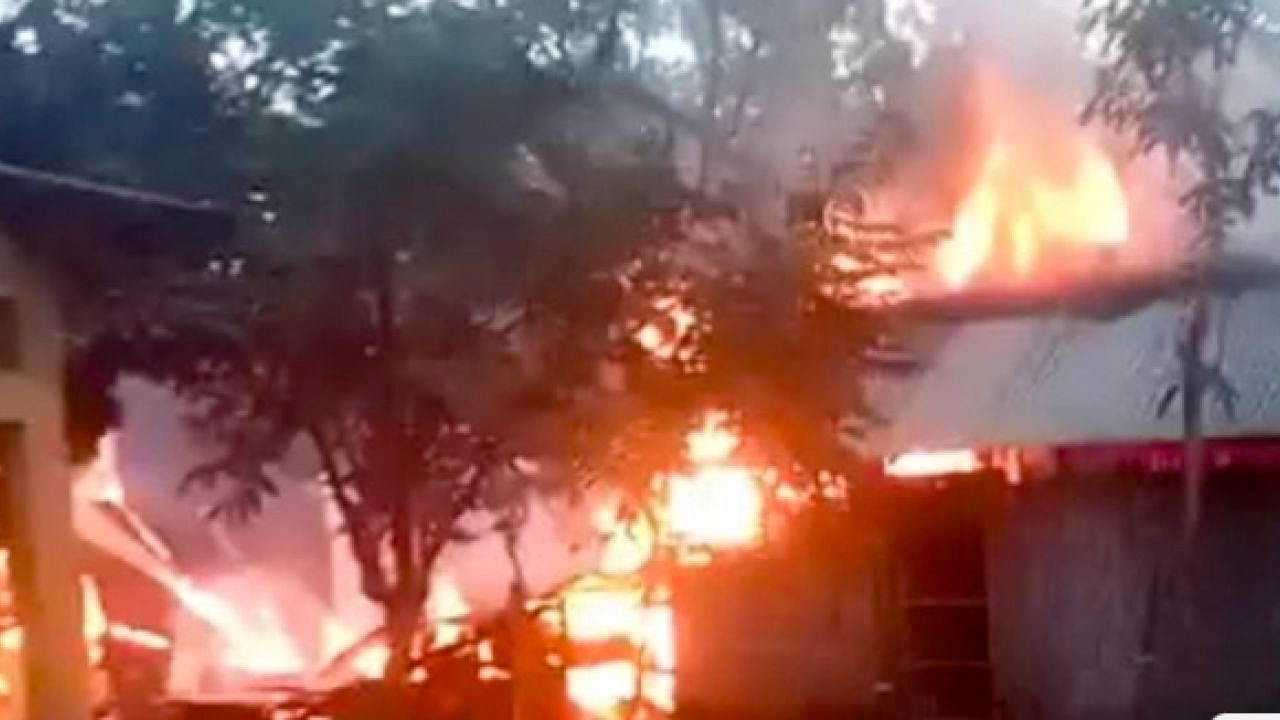 নীলফামারীতে জমি নিয়ে বিরোধের জেরে মায়ের ঘরে আগুন দিল ছেলে