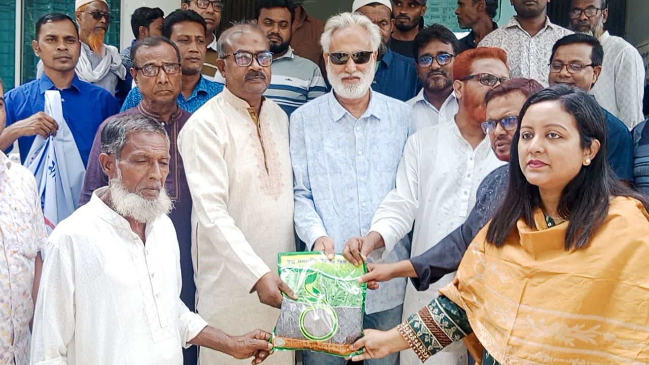 তাড়াশে প্রান্তিক কৃষকদের মাঝে বীজ ও সার বিতরণ