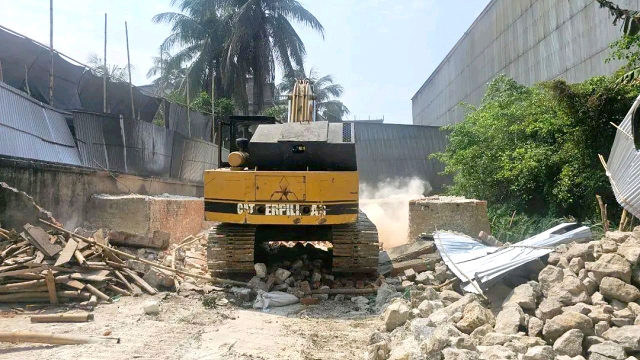 নারায়ণগঞ্জে অবৈধ গ্যাস সংযোগ বিচ্ছিন্ন ও জরিমানা: গুঁড়িয়ে দেওয়া হলো অবৈধ চুন ফ্যাক্টরি