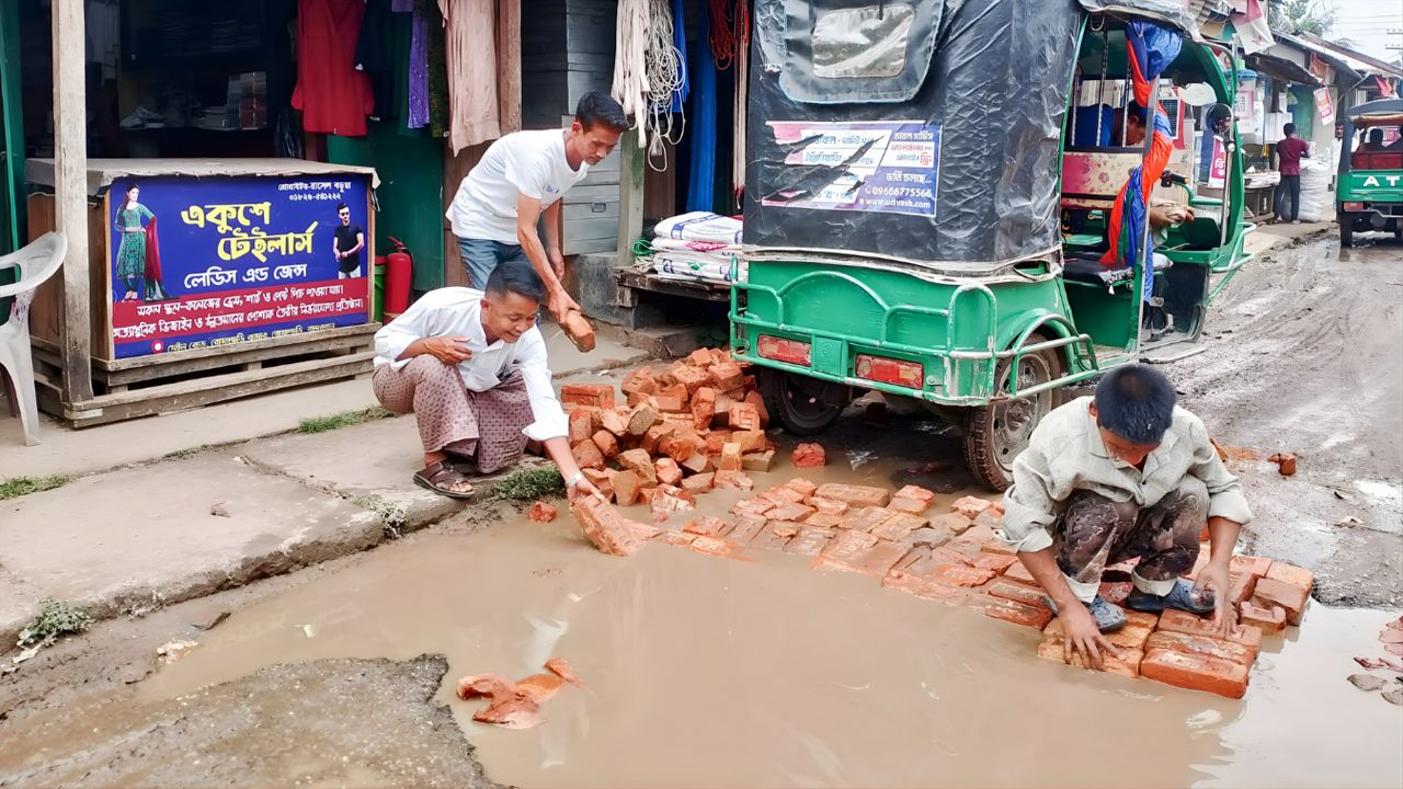জনদুর্ভোগ লাঘবে এগিয়ে এলো রোয়াংছড়ি উপজেলা যুবদল: স্বেচ্ছাশ্রমে সড়ক মেরামত