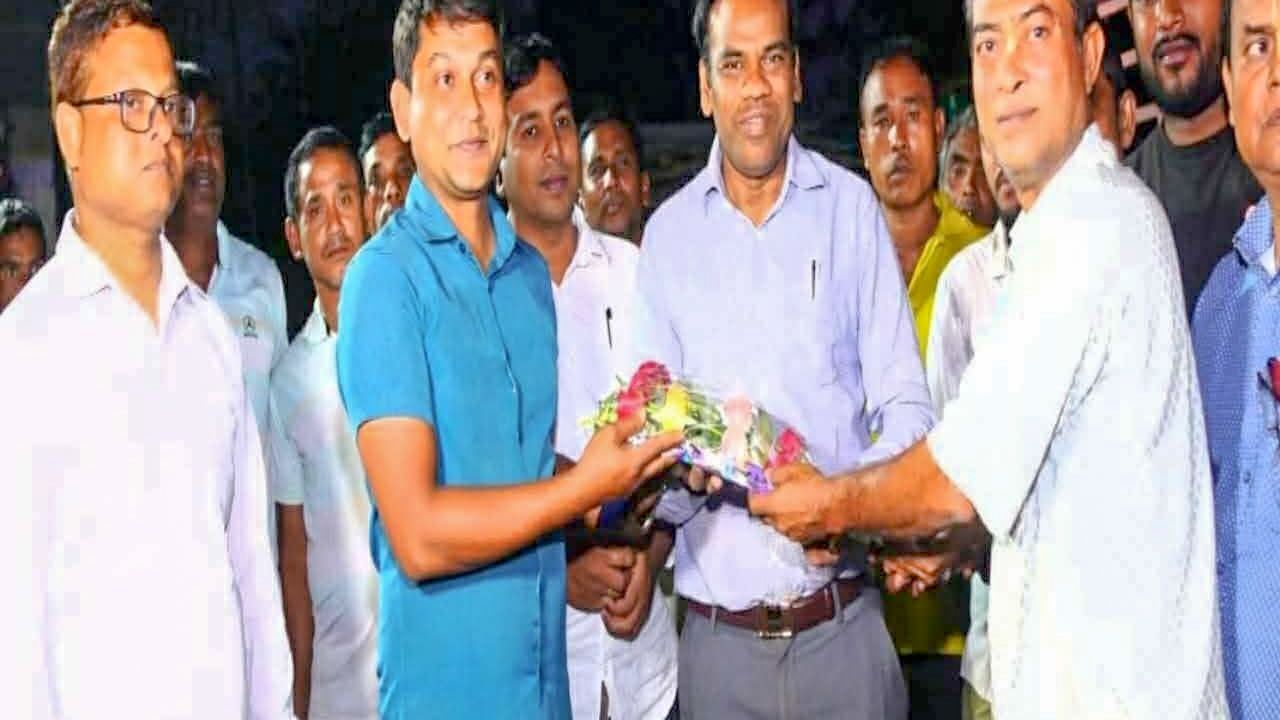 পলাশবাড়ীতে শ্রী শ্রী রাধা গোবিন্দ ও কালী মন্দির পরিদর্শনে হিন্দু কল্যাণ ট্রাস্টের সচিব দেবেন্দ্রনাথ উরাও