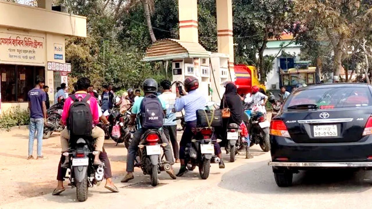 রাজশাহীতে 'হাবিব ফিলিং স্টেশন' সরকারি নিয়ম মেনে তেল বিতরণ