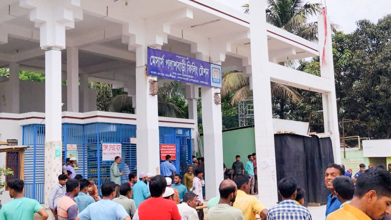 পলাশবাড়ীতে ফিলিং স্টেশনে পেট্রোল নিতে লাইনে দাঁড়ানো নিয়ে তর্ক: ছুরিকাঘাতে আহত ৩ আটক ১ জন 