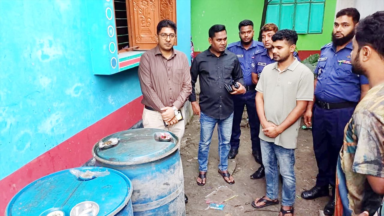 কালিয়ায় অবৈধ জ্বালানি তেল মজুদের বিরুদ্ধে অভিযান: আটক, জরিমানা ও তেল জব্দ