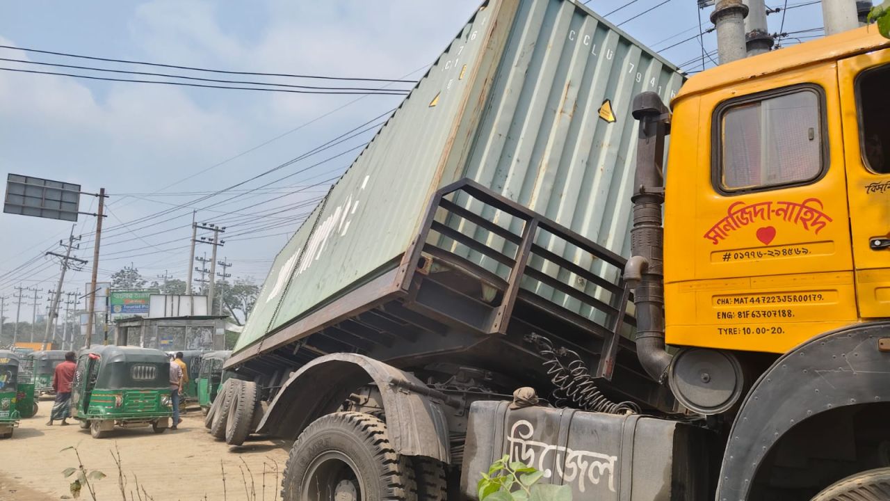 সোনারগাঁওয়ে সড়ক ধসে মালবাহী লরি দুর্ঘটনা, নরসিংদী গামী লেনে তীব্র যানজট