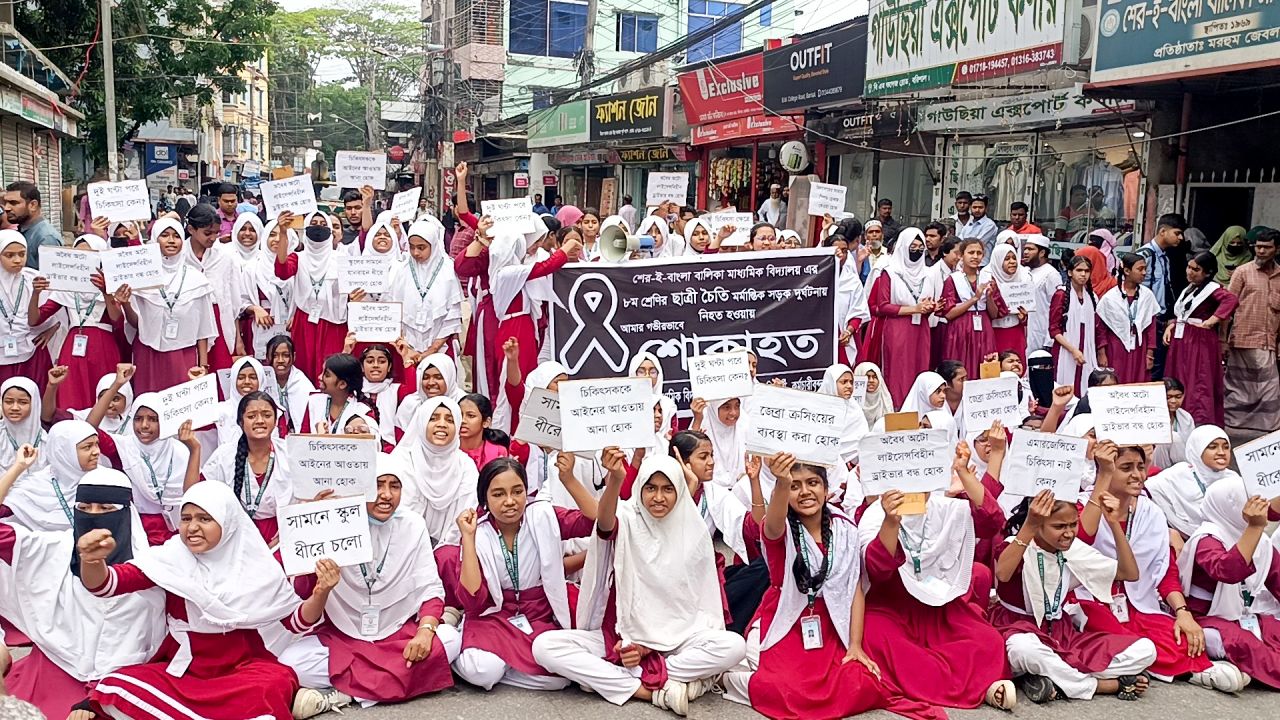 বরিশালে থ্রি-হুইলারের ধাক্কায় শিক্ষার্থী নিহত, নিরাপদ সড়কের দাবিতে বিক্ষোভ ও অবরোধ