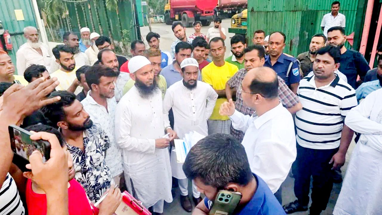 সিদ্ধিরগঞ্জে ১৩ হাজার লিটার অবৈধ ডিজেলসহ দুই লরি জব্দ; গ্রেপ্তার ২জন 