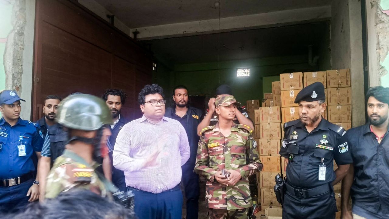 হাটহাজারীতে সয়াবিন তেল মজুদের দায়ে এক প্রতিষ্ঠানকে জরিমানা