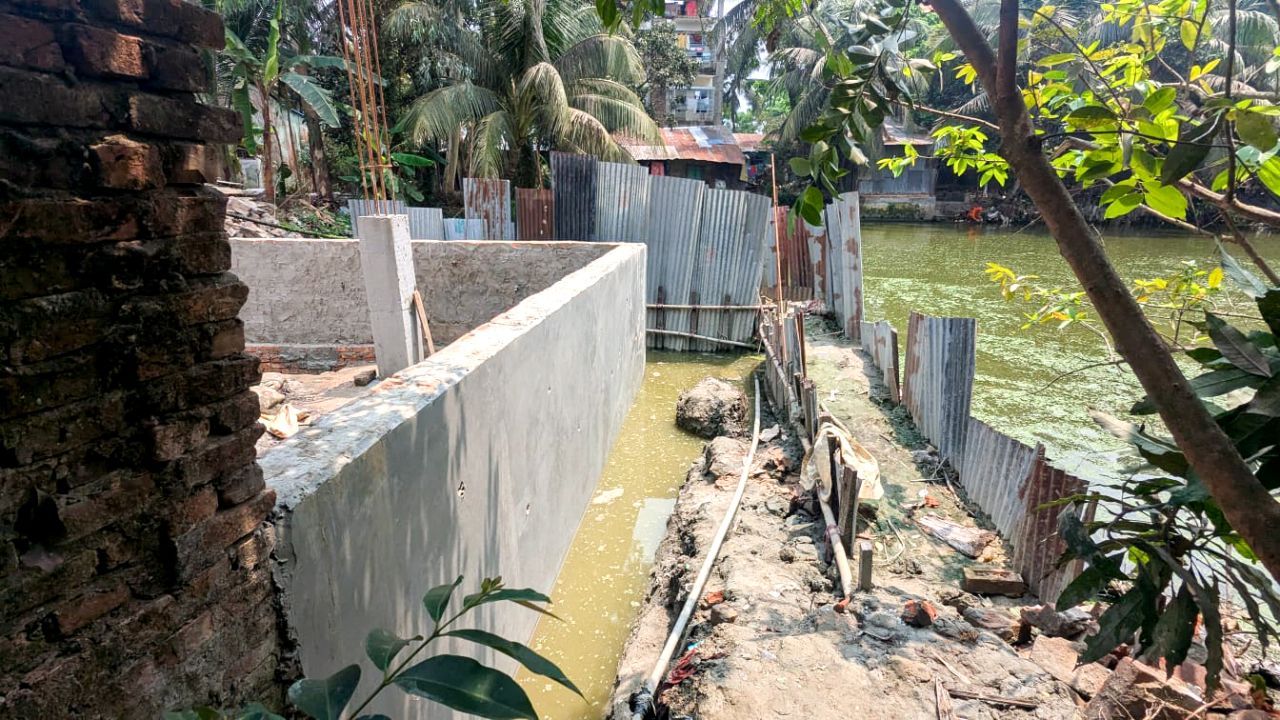 হাটহাজারীতে শতবর্ষী পুকুর ভরাট; এলাকায় চরম ক্ষোভ ও উত্তেজনা 