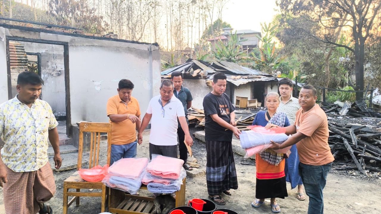 বান্দরবানে অগ্নিকাণ্ডে ক্ষতিগ্রস্তদের পাশে বিএনপি: রোয়াংছড়িতে নগদ অর্থ ও সরঞ্জাম বিতরণ 
