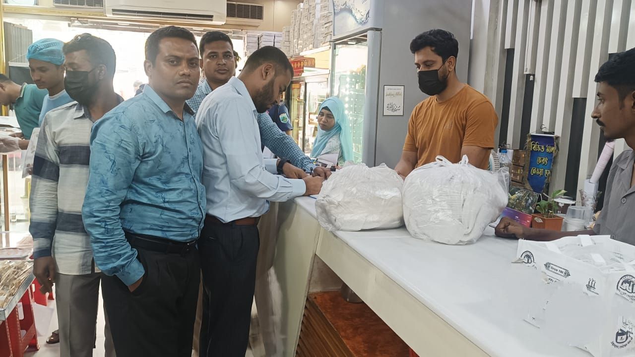 অবৈধ পলিথিনের বিরুদ্ধে নওগাঁয় মোবাইল কোর্ট: জব্দ ৩.৫ কেজি, জরিমানা ৩ হাজার টাকা