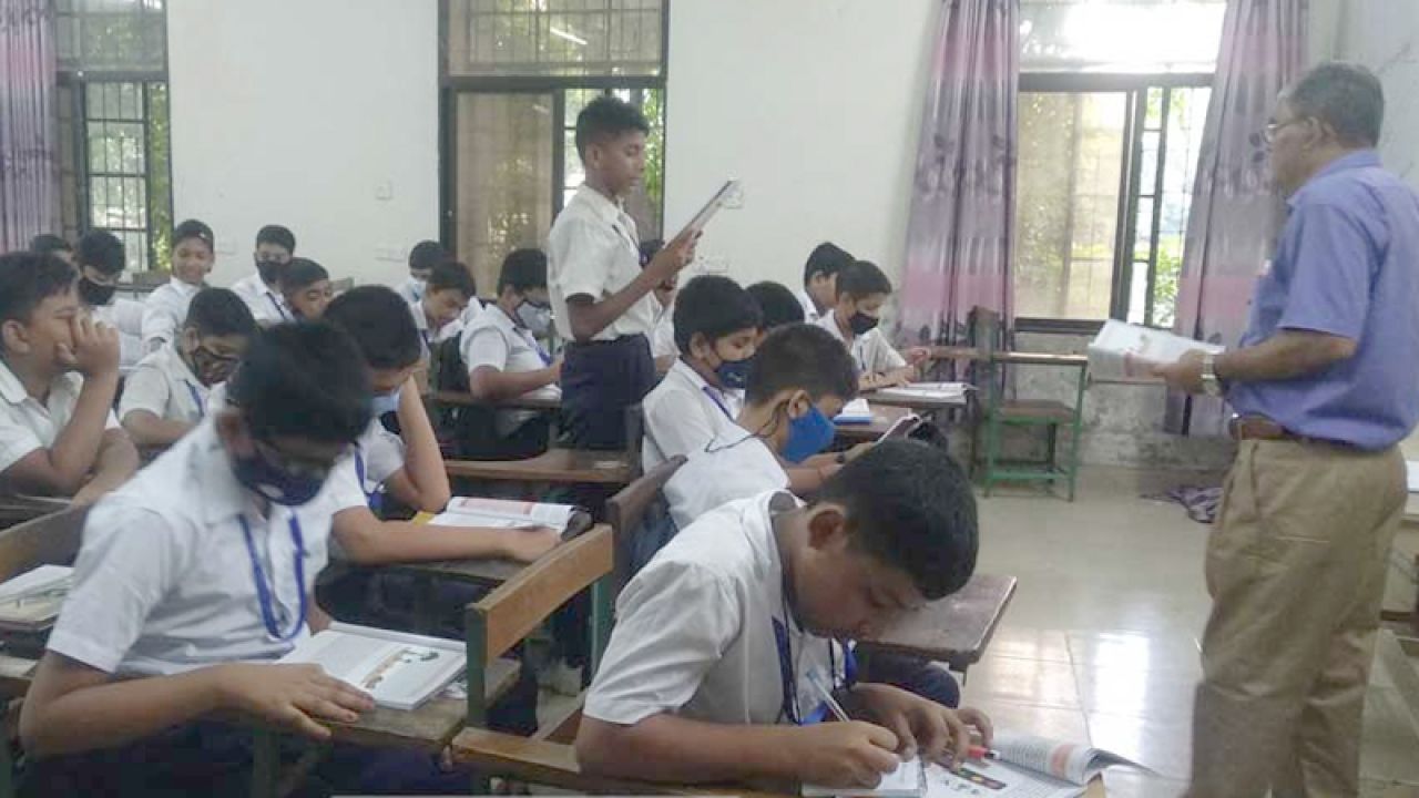 বেসরকারি স্কুলে অবসরপ্রাপ্ত শিক্ষক নিয়োগ কেন দিচ্ছে সরকার