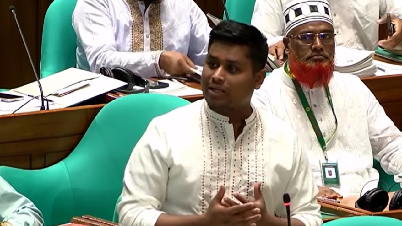 সংসদে রাস্তার জন্য ‘ভিক্ষা’ চাইলেন হাসনাত