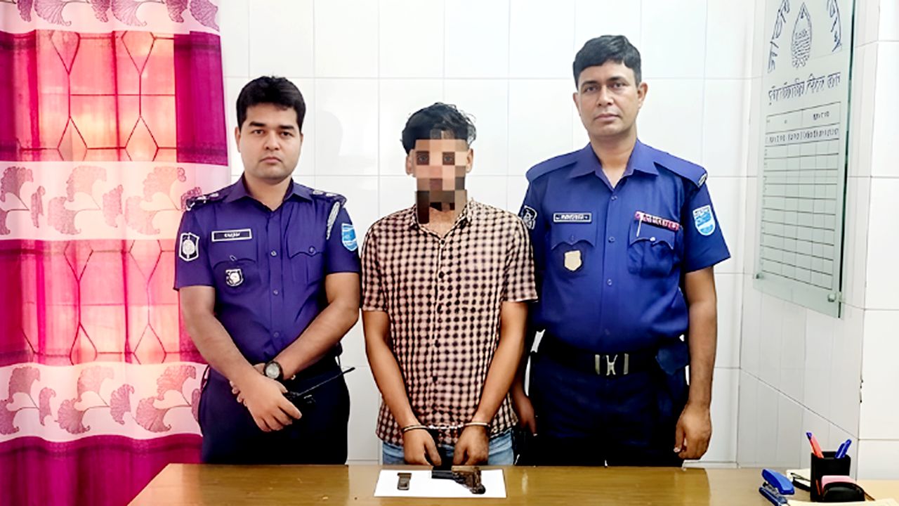 সাভার মডেল থানা পুলিশ একটি অভিযানে বিদেশি পিস্তলসহ গ্রেফতার ১ ব্যক্তি; শয়নকক্ষ থেকে অস্ত্র উদ্ধার