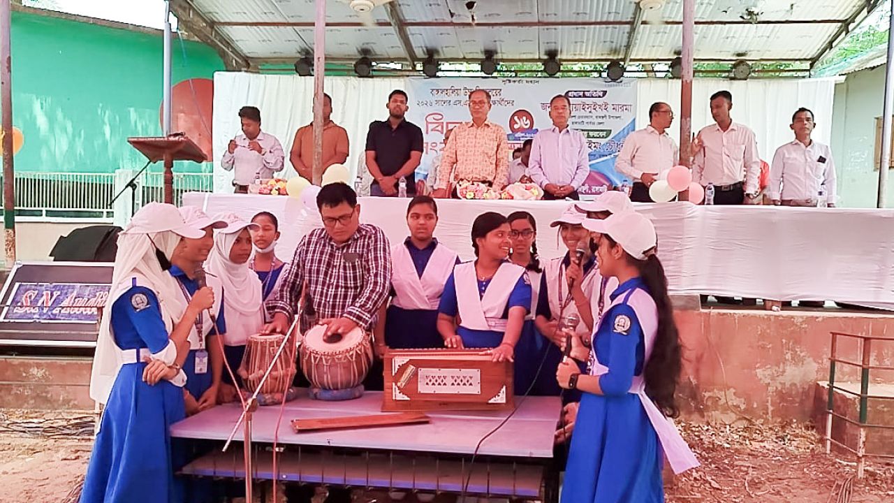 আবেগঘন পরিবেশে বাঙ্গালহালিয়া উচ্চ বিদ্যালয়ে এসএসসি পরীক্ষার্থীদের বিদায় সংবর্ধনা