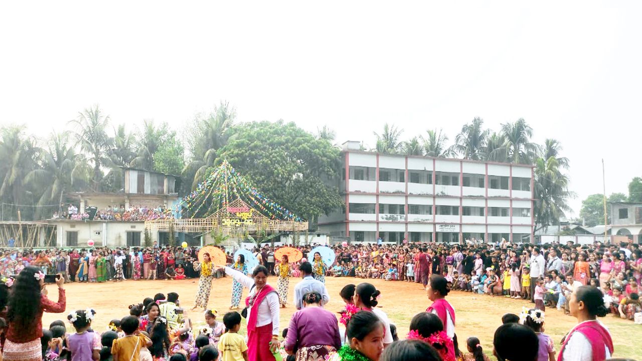 মৈত্রীময় জলকেলিতে মুখরিত রোয়াংছড়ি: বর্ণাঢ্য আয়োজনে মারমা সম্প্রদায়ের ‘সাংগ্রাই’ উৎসব উদযাপিত