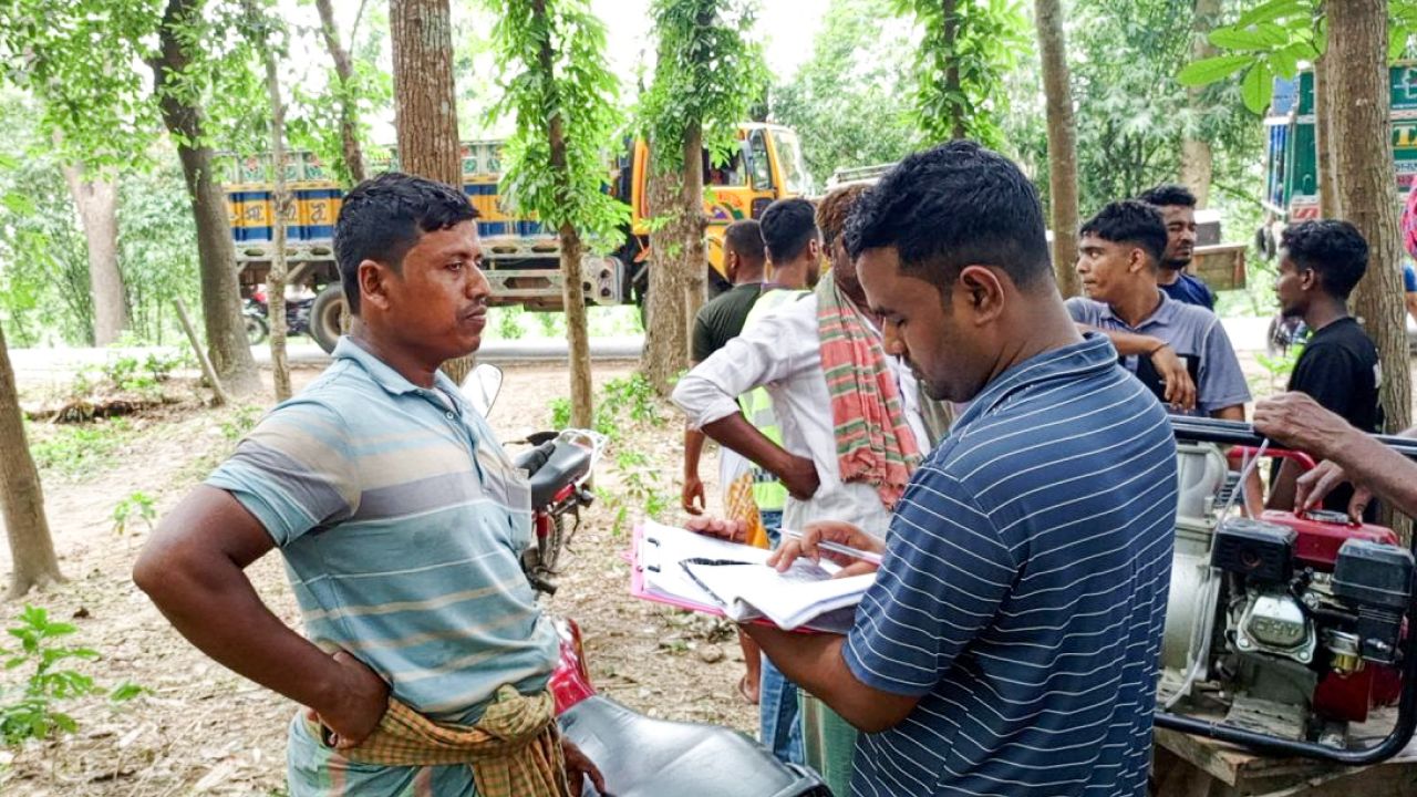 আলমডাঙ্গায় জ্বালানি তেল বিতরণে বিশৃঙ্খলা: ভ্রাম্যমাণ আদালতের অভিযানে ৩ জনকে জরিমানা