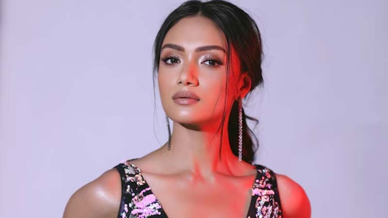 বাঙালি হয়েও বাংলা না জানায় সমালোচনার মুখে অভিনেত্রী শ্রুতি
