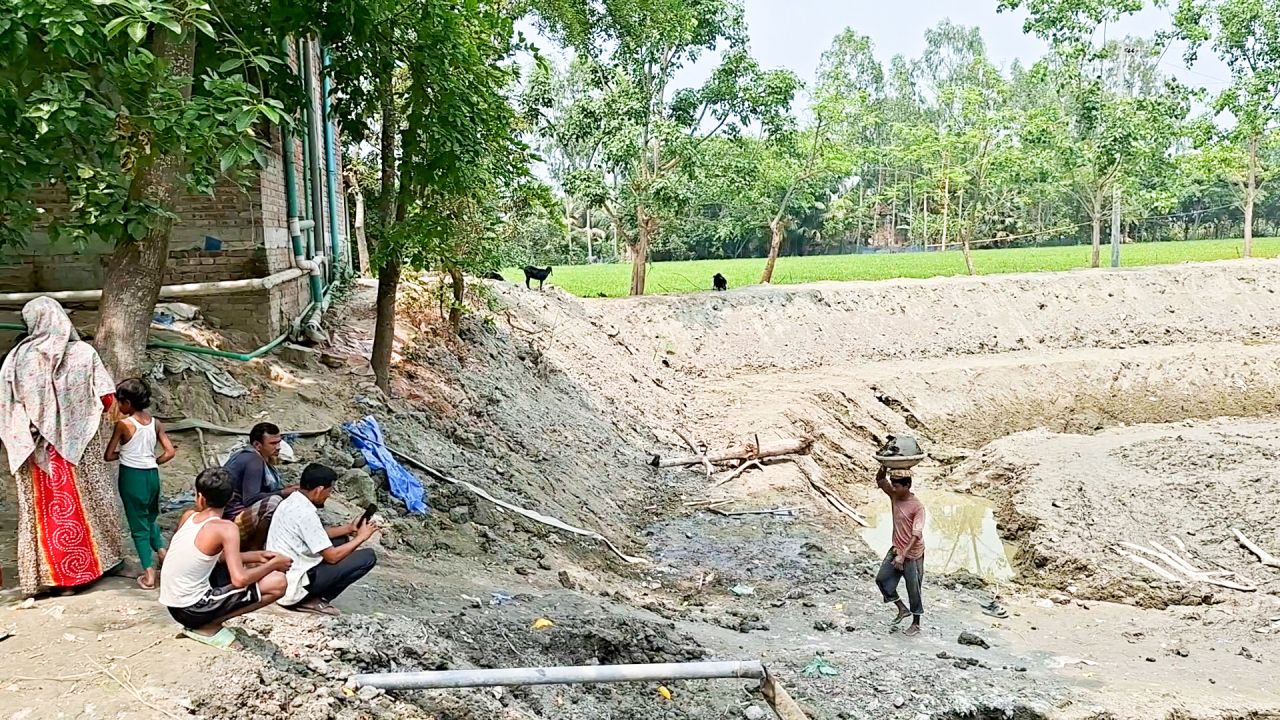 মান্দায় জমি দখল করে পুকুর খননের অভিযোগ, ঝুঁকিতে বসতবাড়ি