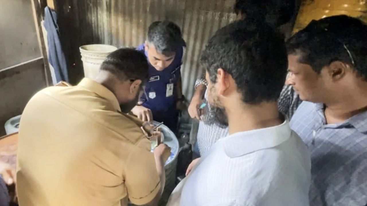 সিদ্ধিরগঞ্জে অবৈধভাবে মজুত করা ১১২০ লিটার জ্বালানি তেল জব্দ