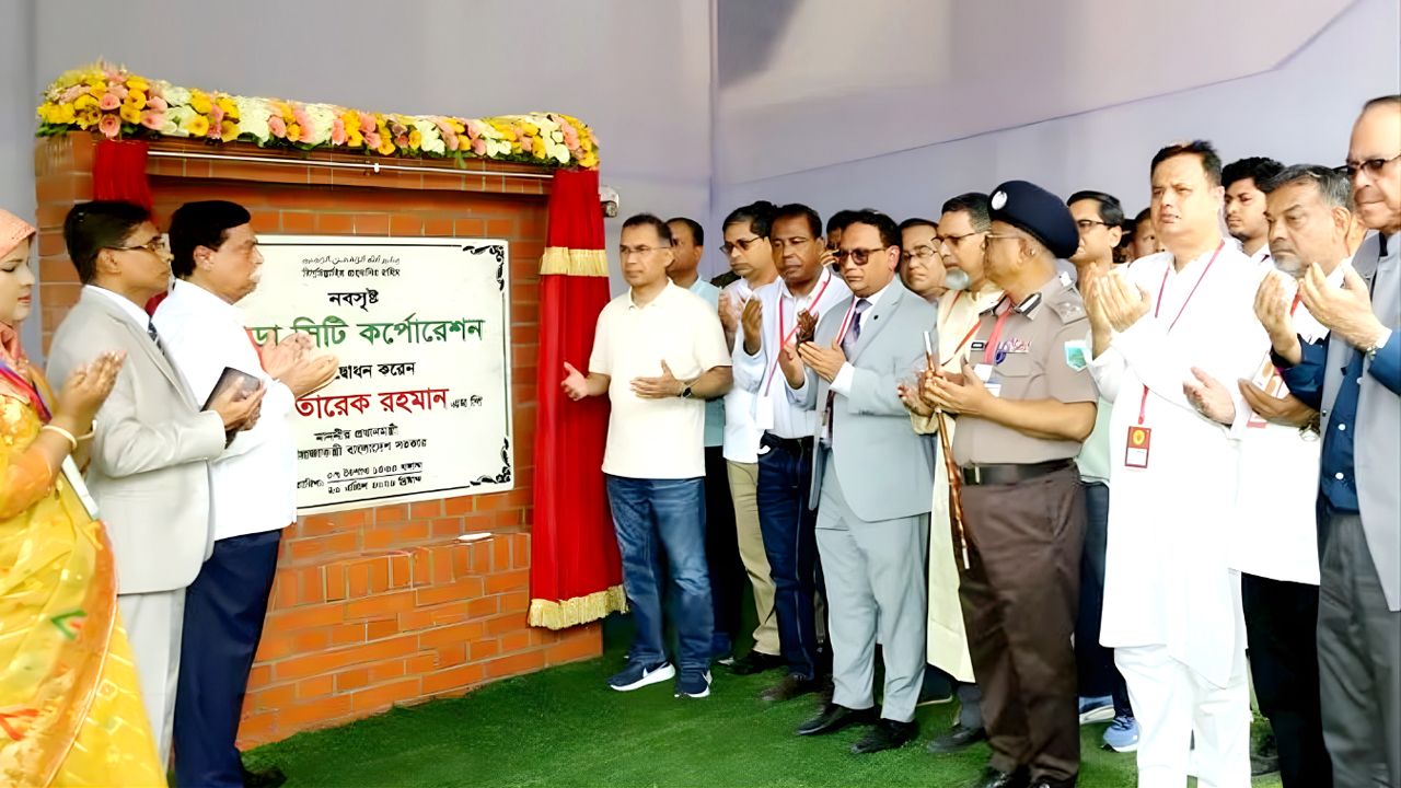 নবগঠিত বগুড়া সিটি কর্পোরেশনের ফলক উন্মোচন, বৃক্ষরোপণ করলেন প্রধানমন্ত্রী তারেক রহমান
