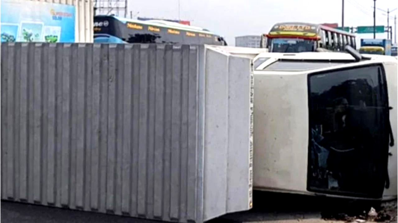 শিমরাইলে যান্ত্রিক ত্রুটিতে বিকল পিকআপকে লরির ধাক্কা: মহাসড়কে আতঙ্ক, অল্পের জন্য রক্ষা