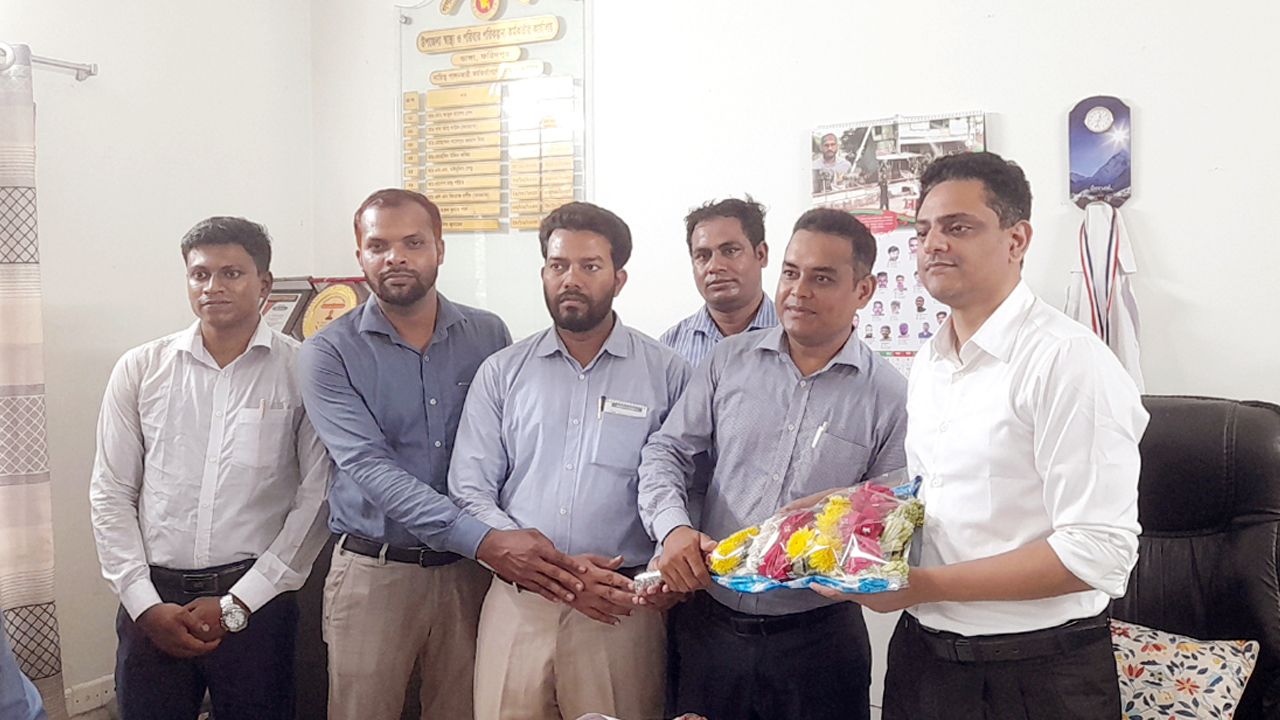 দেশসেরা ভাঙ্গা স্বাস্থ্য কমপ্লেক্স- ফুলেল শুভেচ্ছায় ভাসছেন তানসিভ জুবায়ের নাদিম 