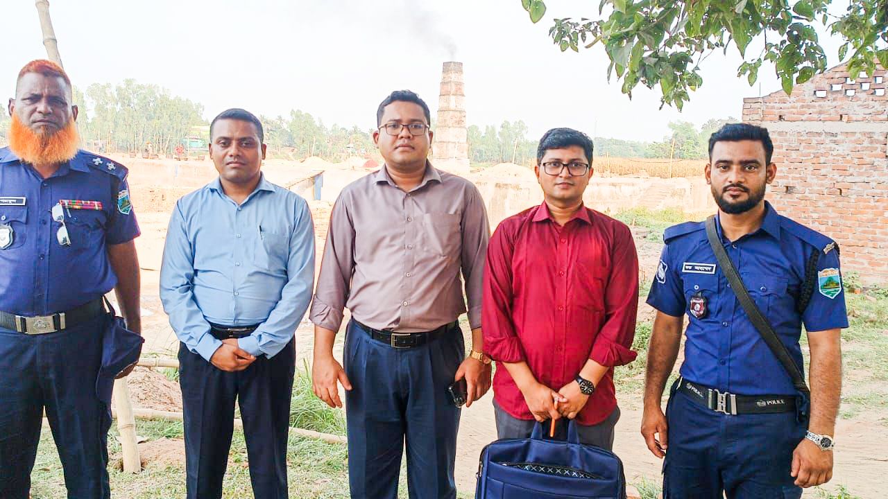 অবৈধ ইটভাটার বিরুদ্ধে আত্রাইয়ে মোবাইল কোর্ট: তিন প্রতিষ্ঠানে ৬ লাখ টাকা জরিমানা 