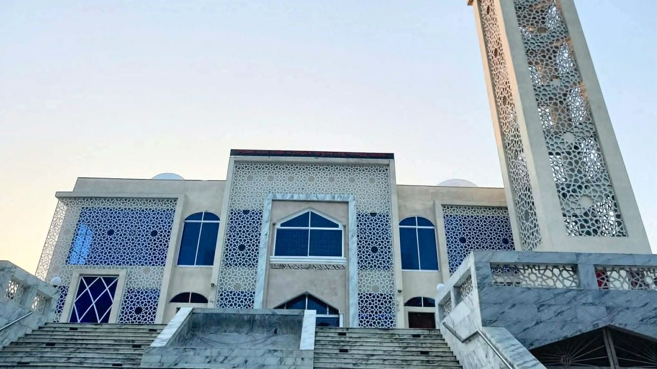 উদ্বোধনের তিন বছর পরও অচল পলাশবাড়ী মডেল মসজিদ, জেলা প্রশাসকের নির্দেশেও মিলছে না অগ্রগতি