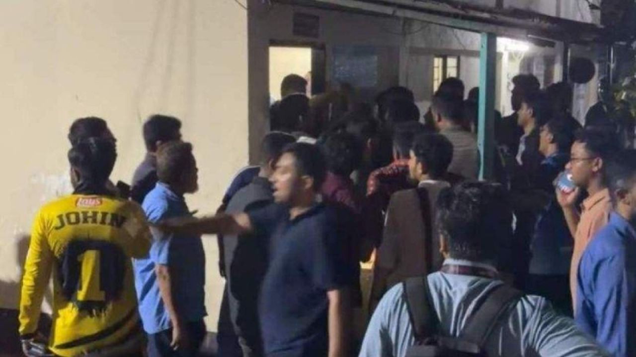 ভুয়া স্ক্রিনশটকে কেন্দ্র করে শাহবাগে উত্তেজনা