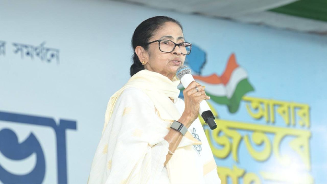 ভোটের পর আত্মবিশ্বাসী মমতা, চান দিল্লিতে বিজেপি সরকারের পতন