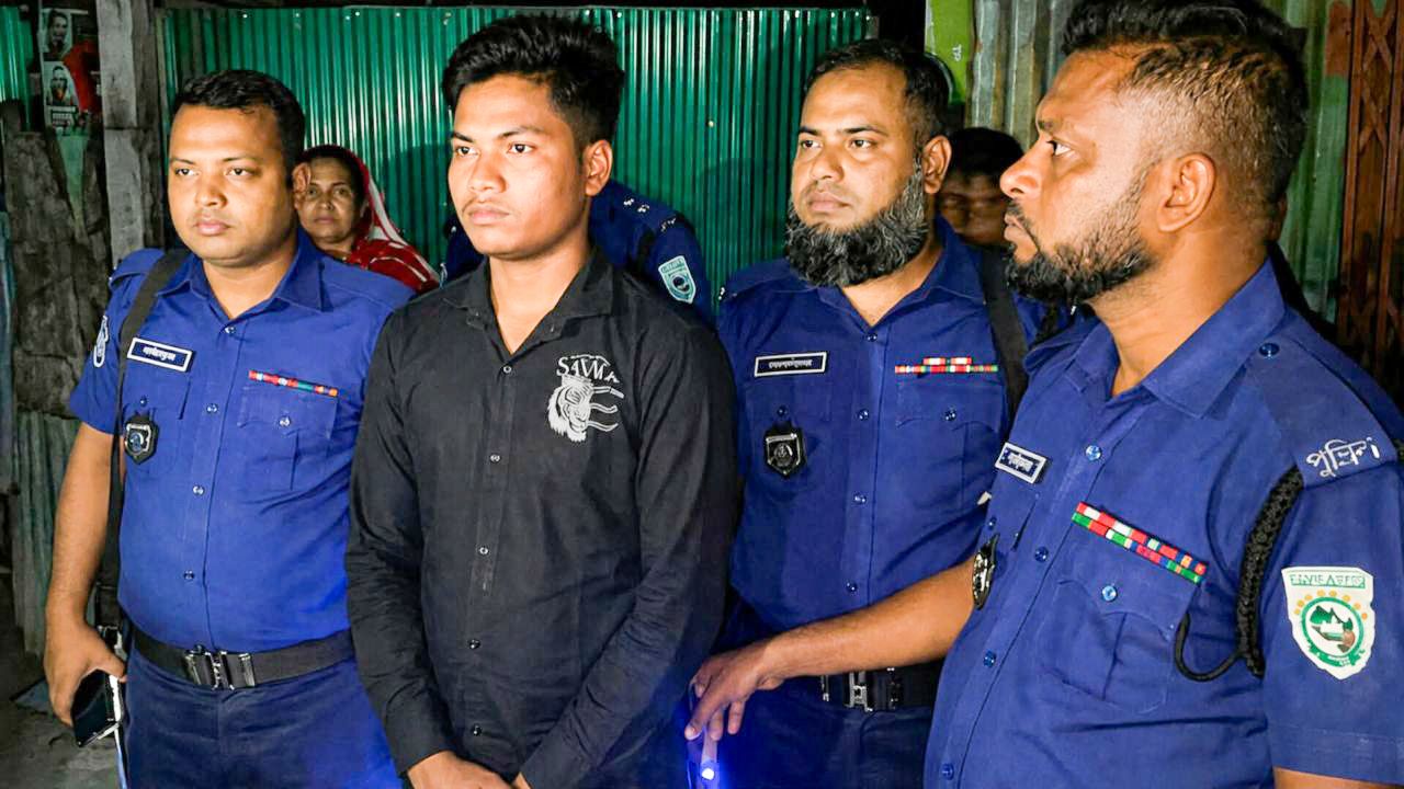 দেবীগঞ্জে প্রতিমন্ত্রীর বিরুদ্ধে কুরুচিপূর্ণ পোস্ট শেয়ার করায়, মধ্যরাতে কলেজছাত্র আটক