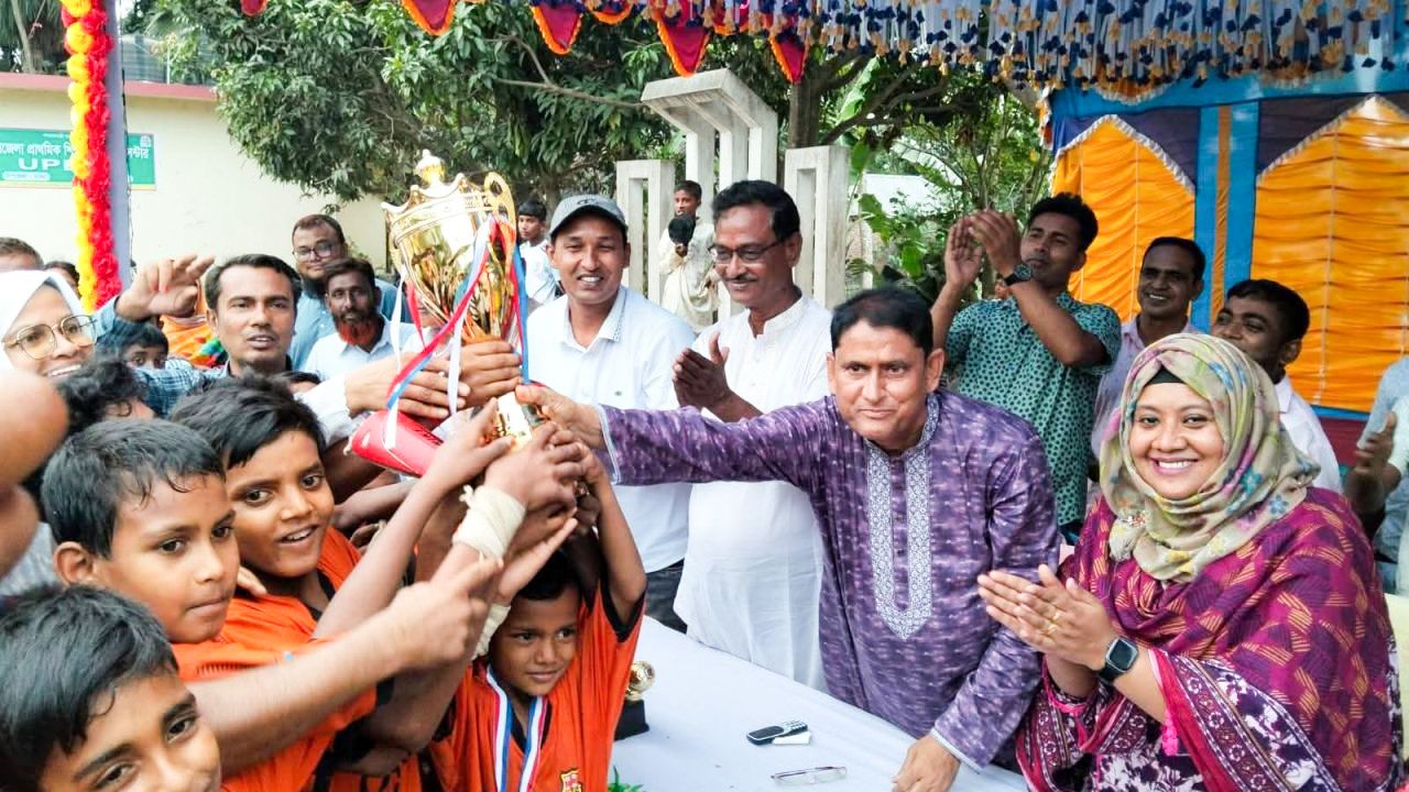 মান্দায় প্রাথমিক বিদ্যালয় গোল্ডকাপ ফুটবল টুর্নামেন্টের ফাইনাল ও পুরস্কার বিতরণ অনুষ্ঠিত