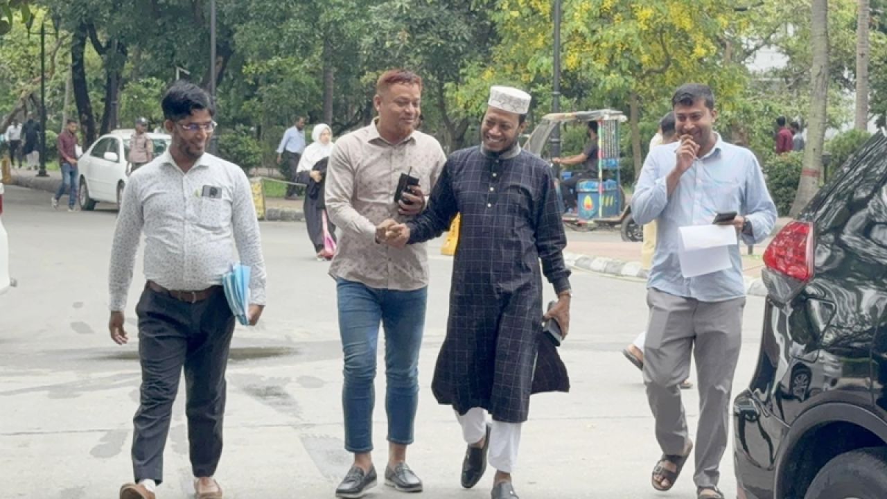 মানহানি মামলায় আগাম জামিন চেয়ে হাইকোর্টে আমির হামজা