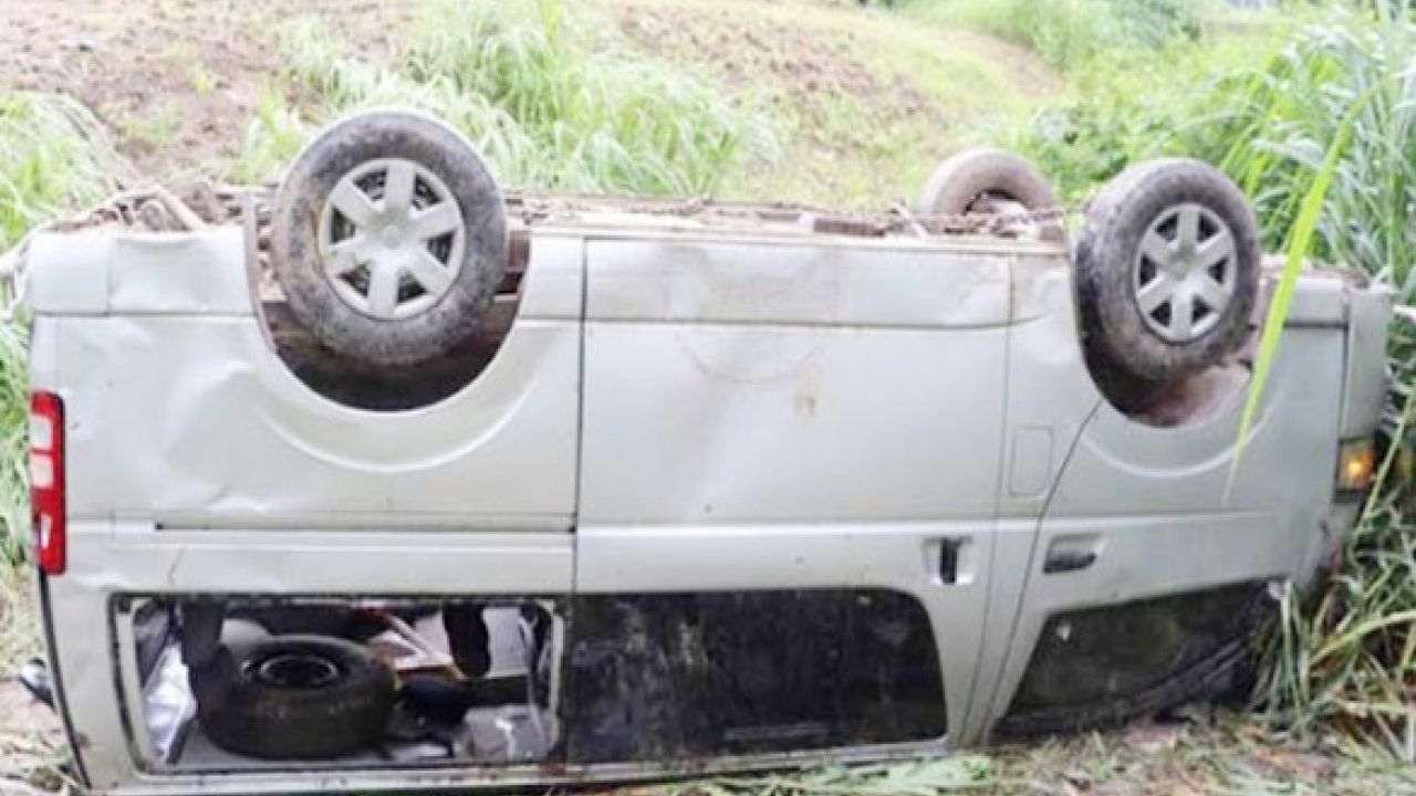 ভাঙ্গায় মহাসড়কে মাইক্রোবাস খাদে, আহত ১৩ জন