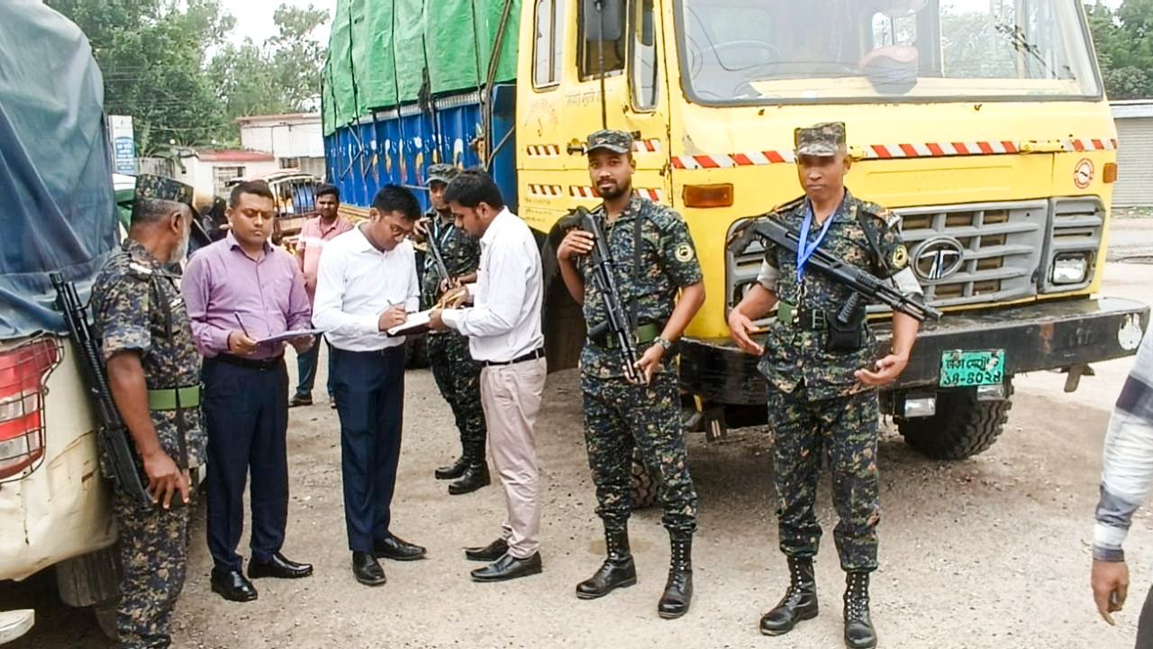 নওগাঁয় শব্দদূষণ রোধে মোবাইল কোর্ট, জরিমানা আদায় ও হাইড্রোলিক হর্ন ধ্বংস