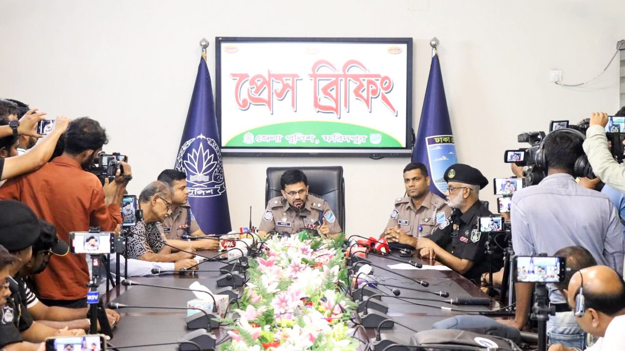 ফরিদপুরে ট্রিপল মার্ডার: ১০ ঘণ্টার মধ্যে আসামি গ্রেফতার হত্যায় ব্যবহৃত আলামত উদ্ধার