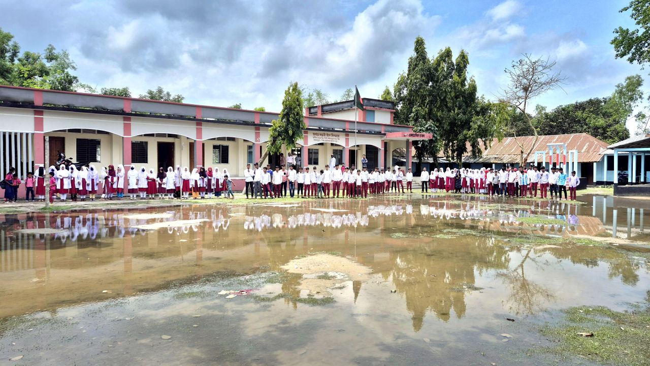 নীলফামারীতে স্কুল মাঠ সংস্কারের দাবিতে শিক্ষার্থীদের ক্লাস বর্জন