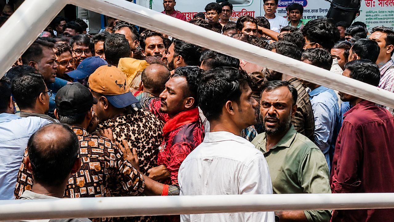ছাগলের হাটের দখল নিয়ে মোহাম্মদপুরে বিএনপির দুই পক্ষের সংঘর্ষ
