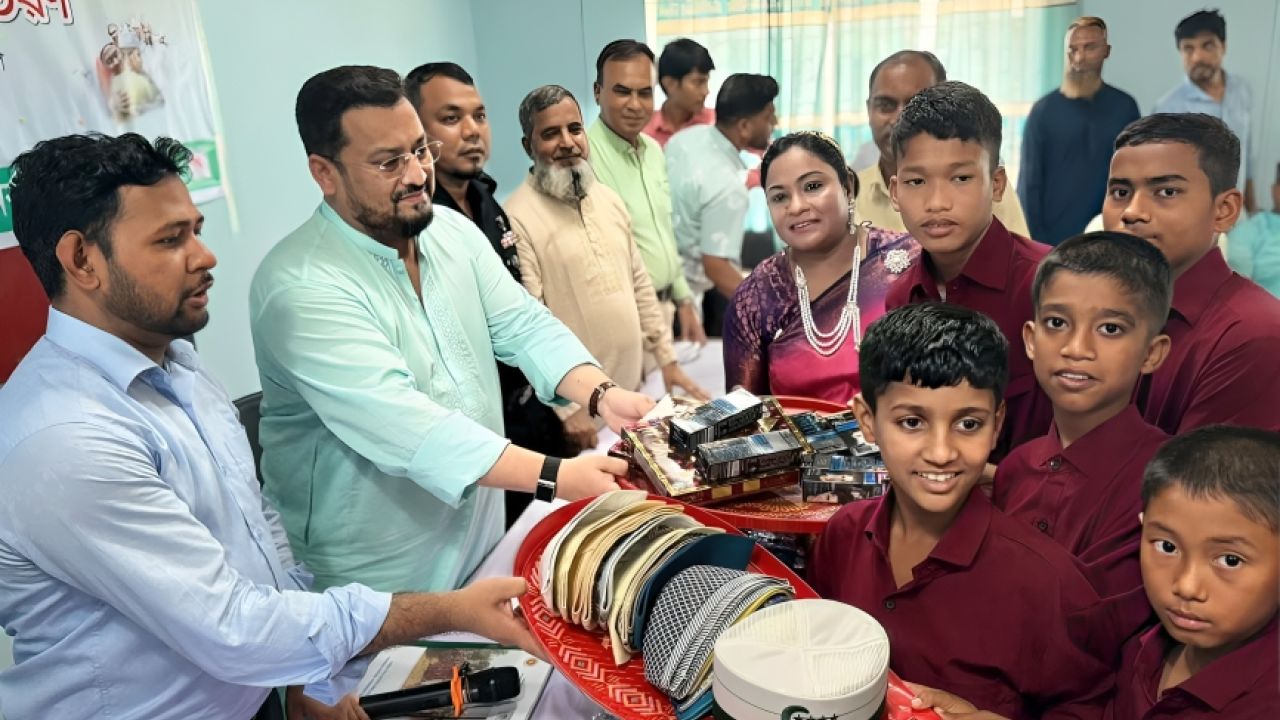 হাটহাজারীতে সমন্বিত শিশু পুনর্বাসন কেন্দ্রে ঈদ উপহার বিতরণ